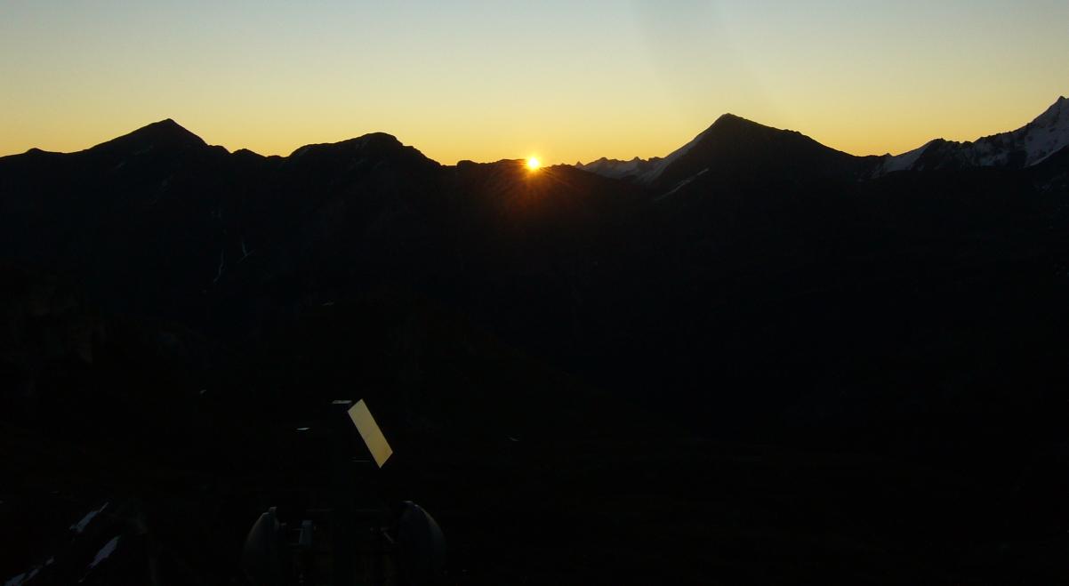Die ersten Sonnenstrahlen am 03.10.2011 auf der Edelweißspitze