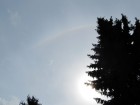 Heute eher zufällig entdeckt. Nicht als ich nach oben blickte, sondern die Spiegelung auf der Wasseroberfläche unseres kleinen Gartenbrunnens sah. Hab erst überlegt, wo der &quot;Regenbogen&quot; herkommt, dann ging mir ein Licht auf. Leider nicht komplett, aber trotzdem schön anzusehen <img class="top_vertical_alignment" alt=":)" src="https://www.andromedaforum.de/themes/default/images_custom/cns_emoticons/smile.gif" /> Das diesige Wetter zurzeit bietet sich ja gerade für derartige Phänomene an. Aufgenommen mit der Canon PowerShot SX200 IS meines Vaters im Automodus. Also keine besondere fotografische Leistung <img class="top_vertical_alignment" alt=";)" src="https://www.andromedaforum.de/themes/default/images_custom/cns_emoticons/wink.png" />